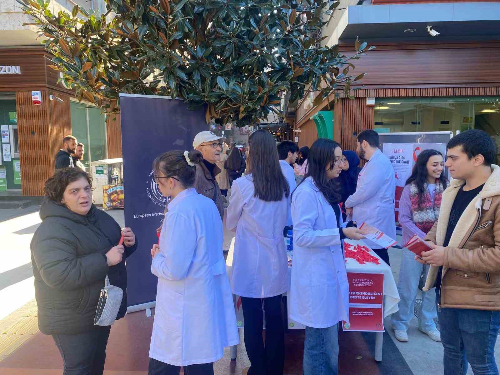 KTÜ Tıp öğrencileri AIDS’e karşı farkındalık için sahada
