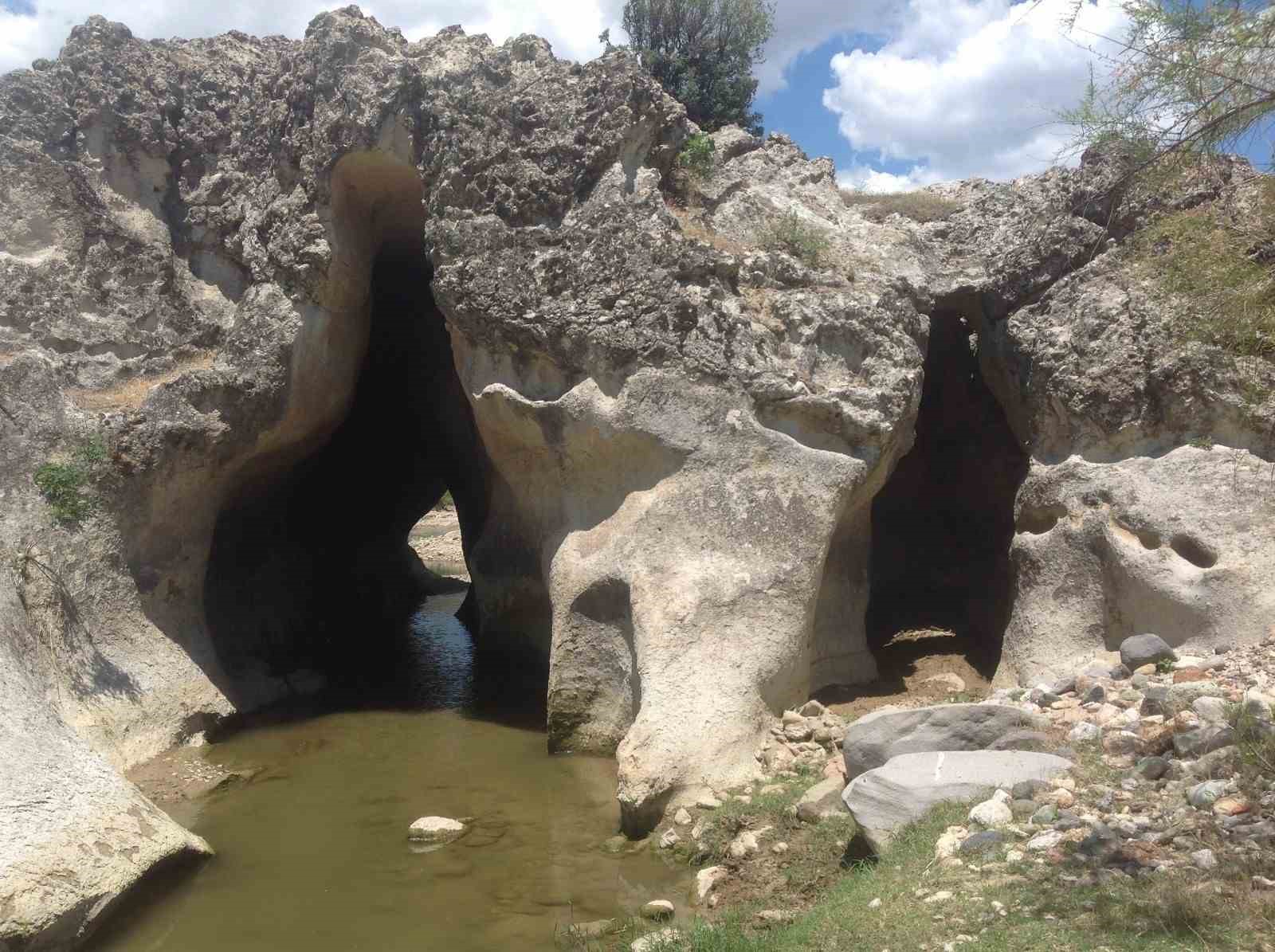Selendi’de antik "Delikli Bent" keşfedilmeyi bekliyor