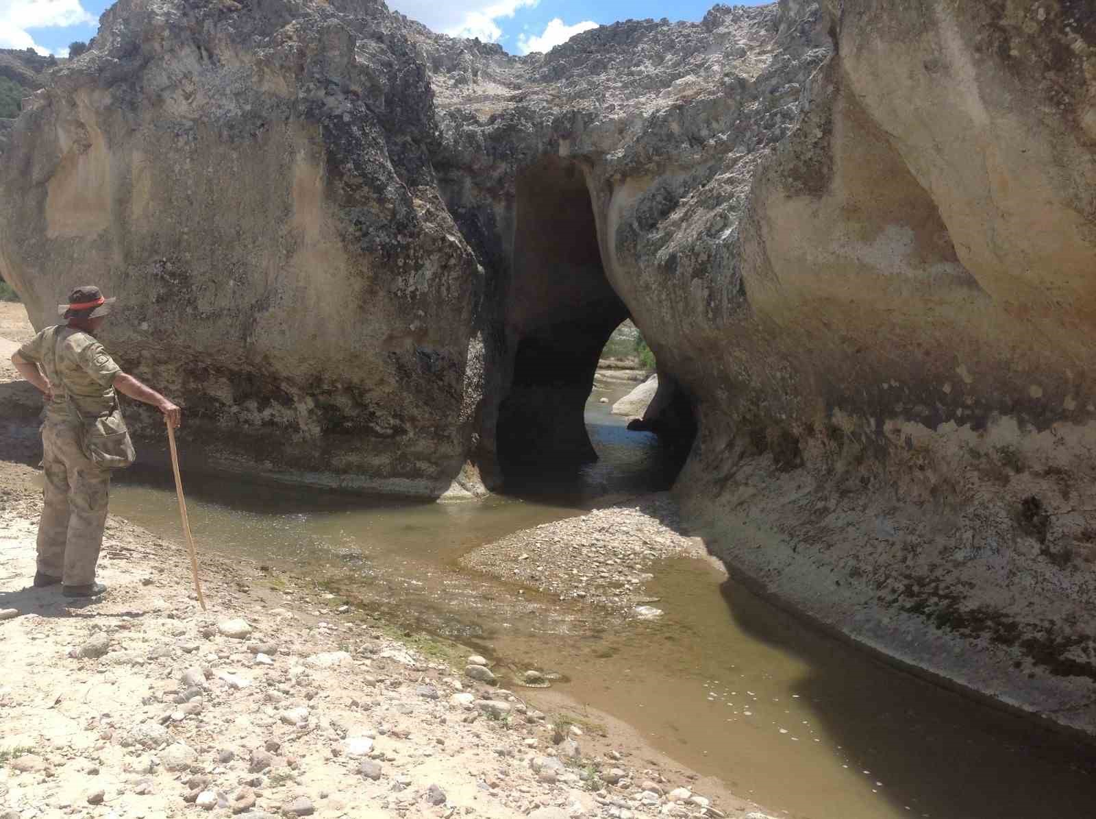 Selendi&rsquo;de antik "Delikli Bent" keşfedilmeyi bekliyor
