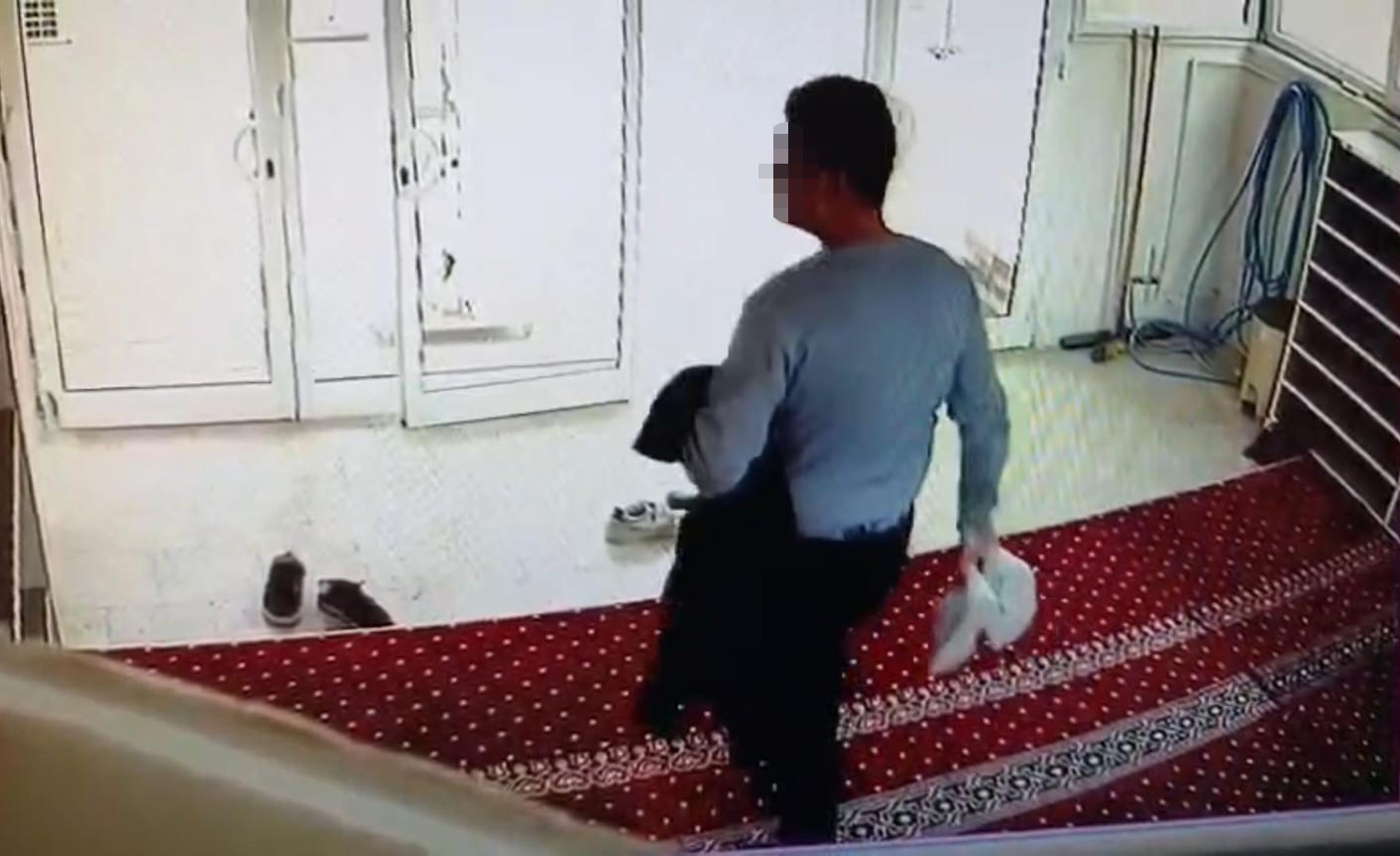 Şanlıurfa’da camide ayakkabı ve mont hırsızlığı kamerada