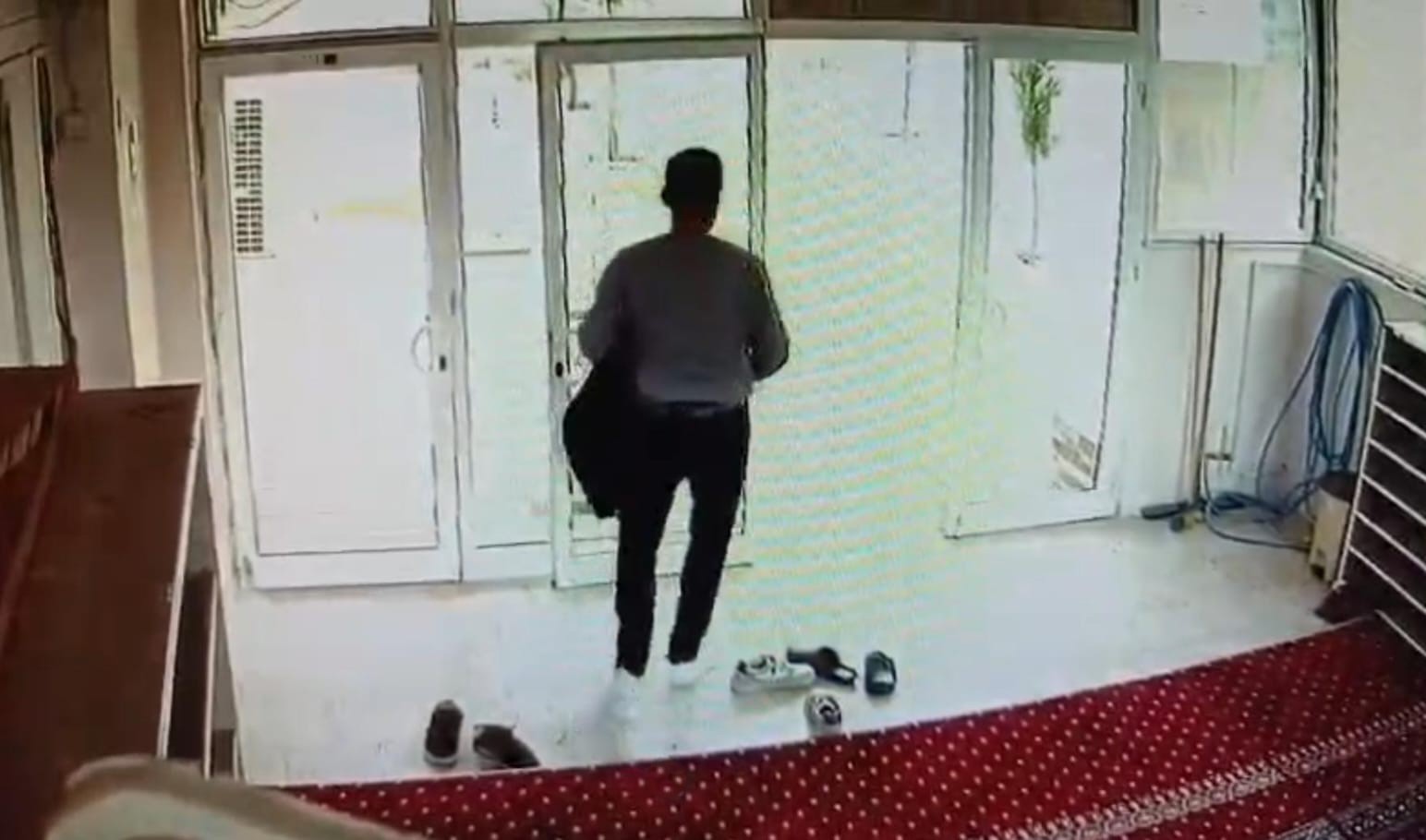 Şanlıurfa’da camide ayakkabı ve mont hırsızlığı kamerada
