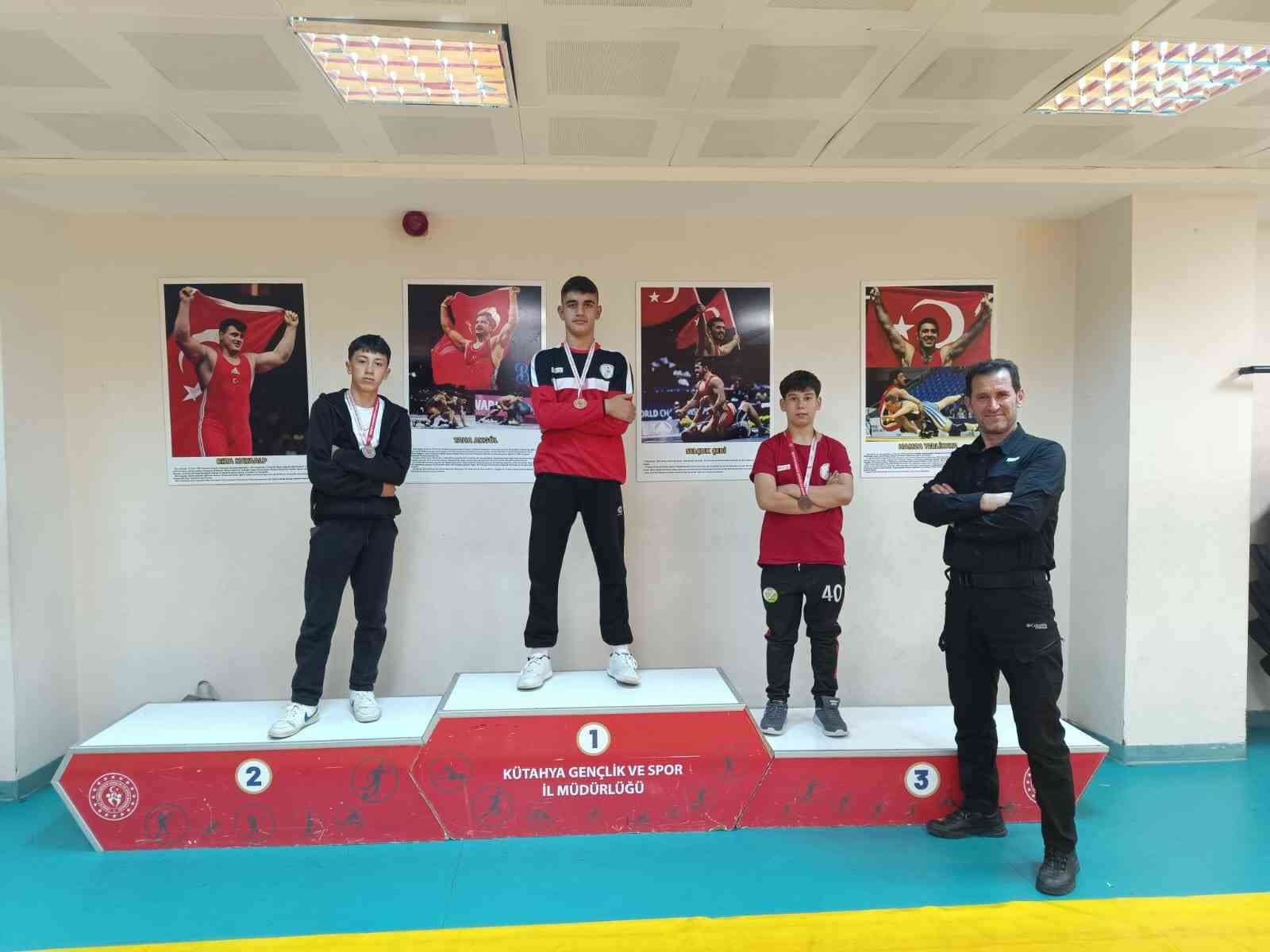 Pazarlar Spor Lisesi güreşte 3 madalya kazandı