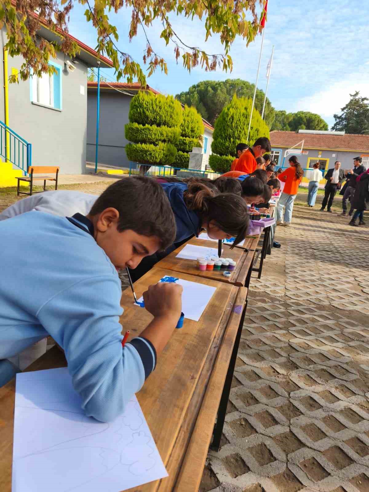 Öğrenciler empati yaparak ellerini kullanmadan resim yaptı
