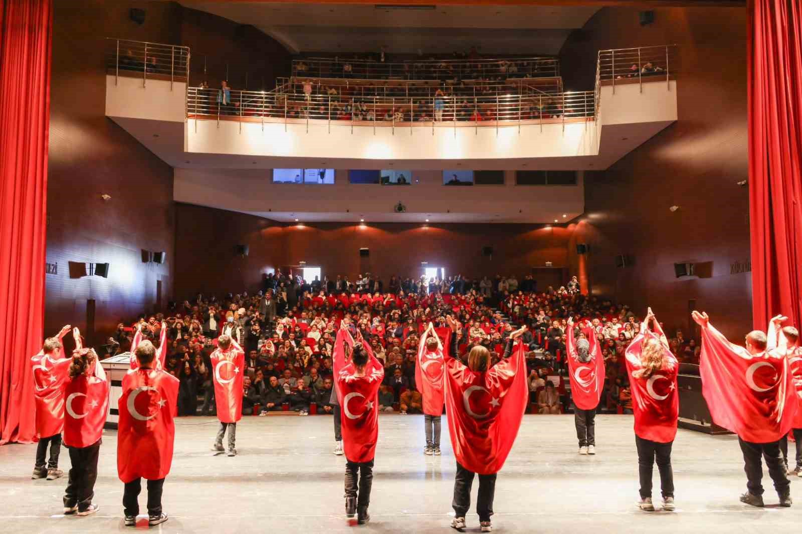 &Ouml;zel &ccedil;ocuklar ayakta alkışlandı
