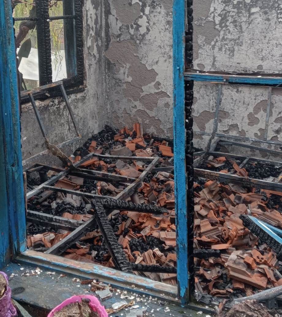 Hisarcık’ta çıkan yangında deprem konutu kullanılmaz hale geldi