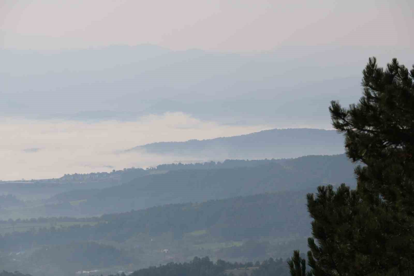Tarihi ilçe sis tabakası altında kaldı
