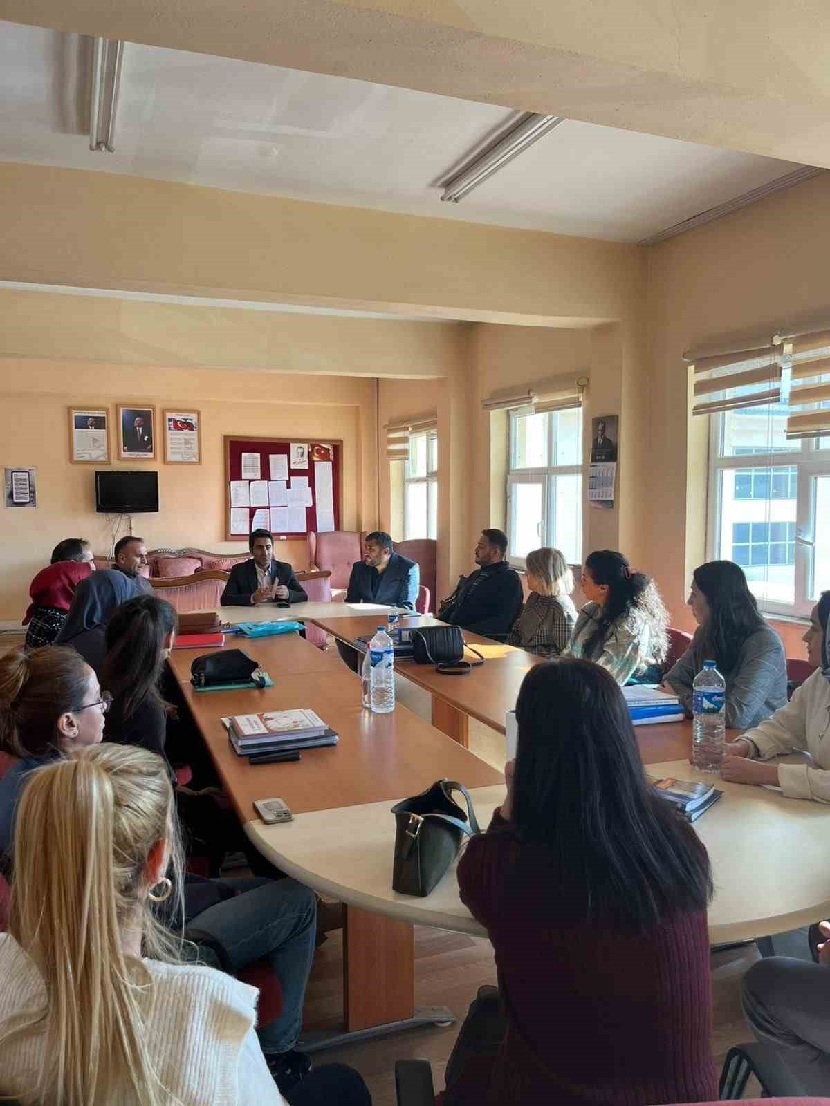 Sarıkamış Kaymakamı öğretmen ve öğrencilerle bir araya geldi