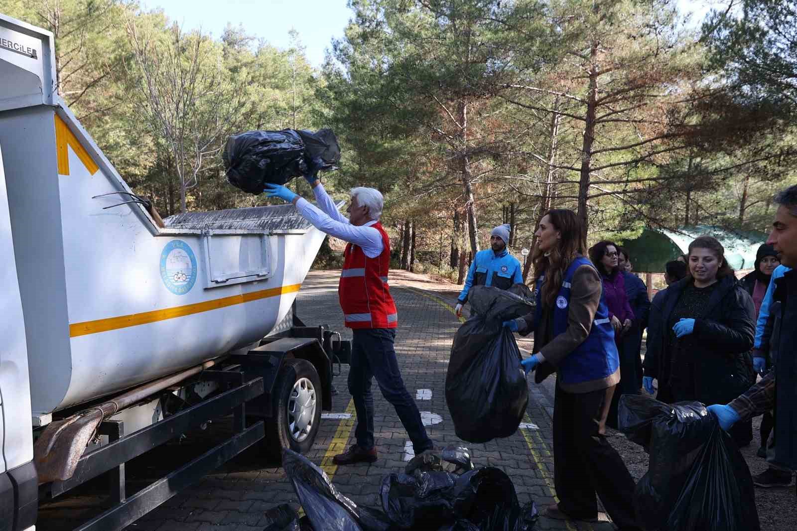 Muğla B&uuml;y&uuml;kşehir Belediyesi&rsquo;nin temizlik seferberliği Ula G&ouml;leti&rsquo;nden başladı
