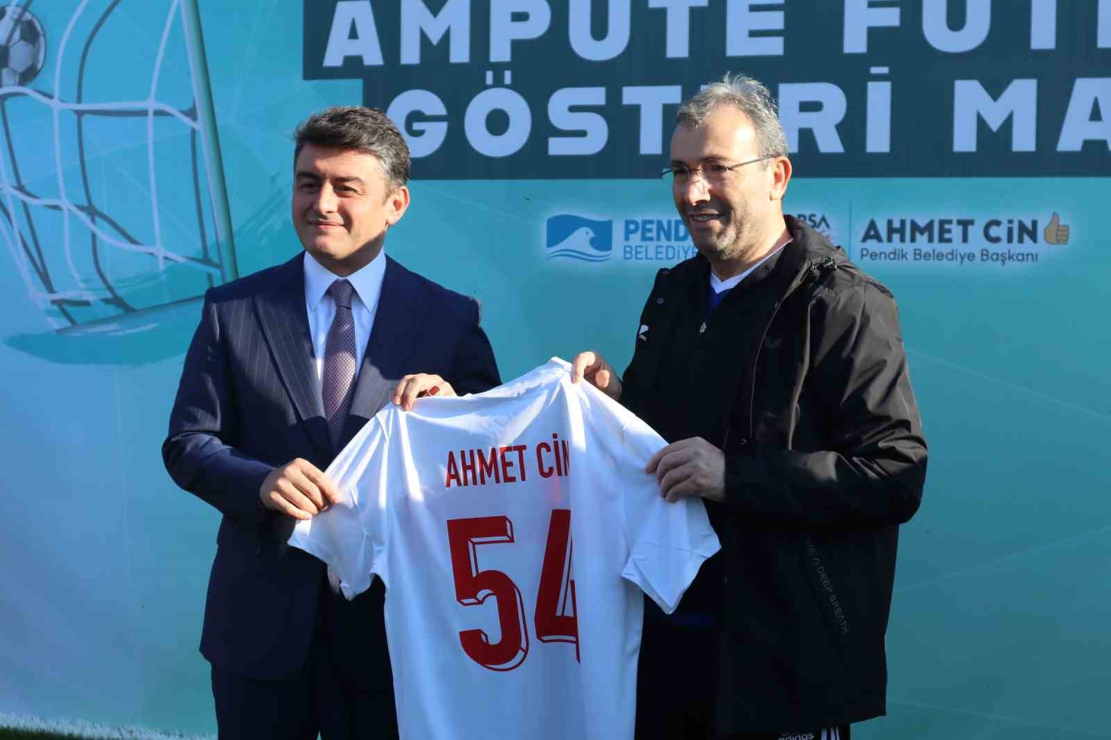 Dünya Engelliler Günü’nde Pendik’te anlamlı karşılaşma: hakim ve savcılar, ampute futbolcularla sahaya çıktı
