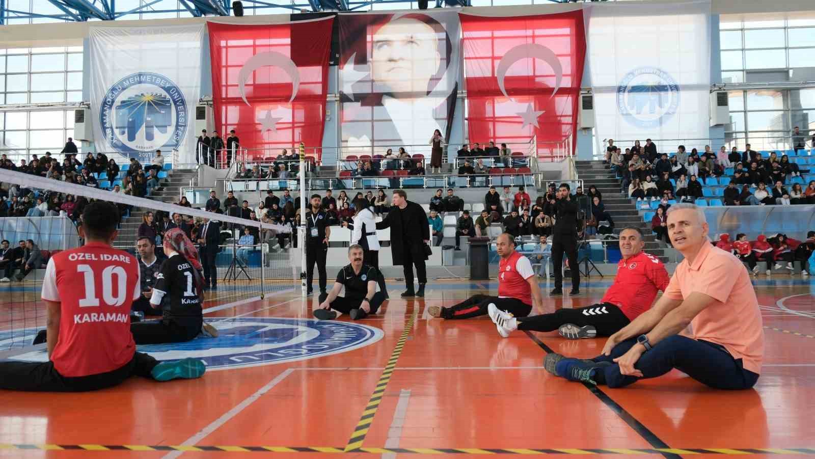 Karaman’da 3 Aralık Dünya Engelliler Günü’nde protokol voleybol oynadı