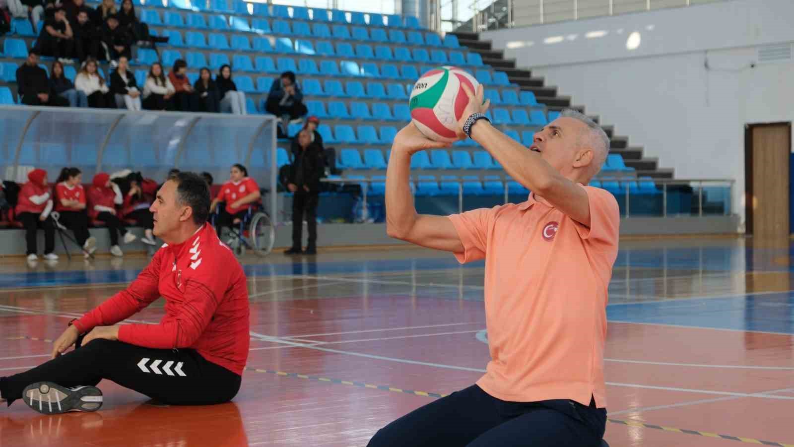 Karaman’da 3 Aralık Dünya Engelliler Günü’nde protokol voleybol oynadı
