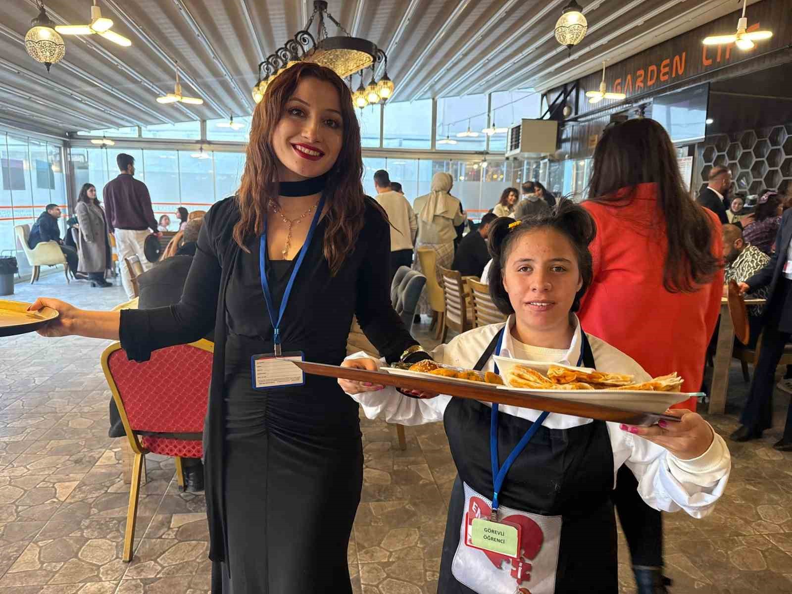 Iğdır’da özel gereksinimli bireyler bir günlüğüne kafe işletti