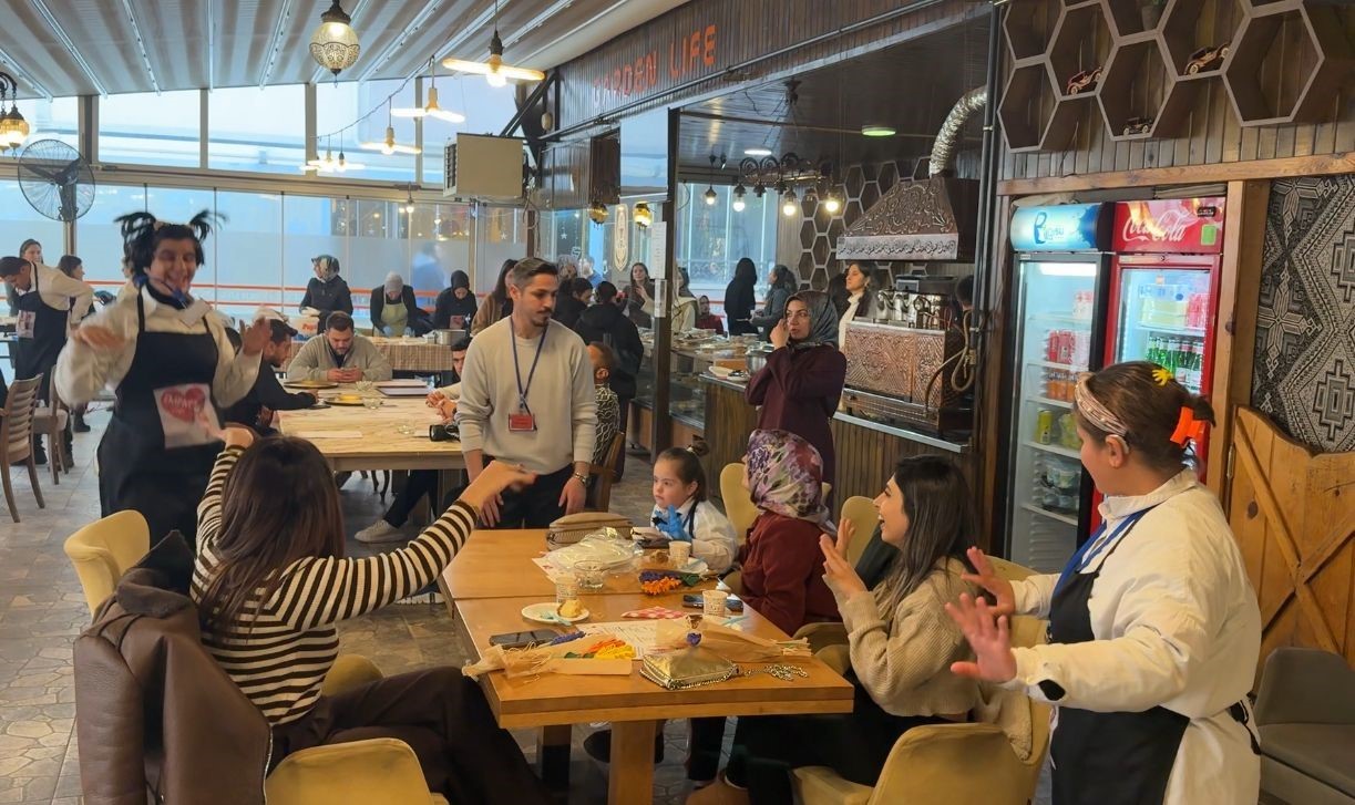 Iğdır’da özel gereksinimli bireyler bir günlüğüne kafe işletti
