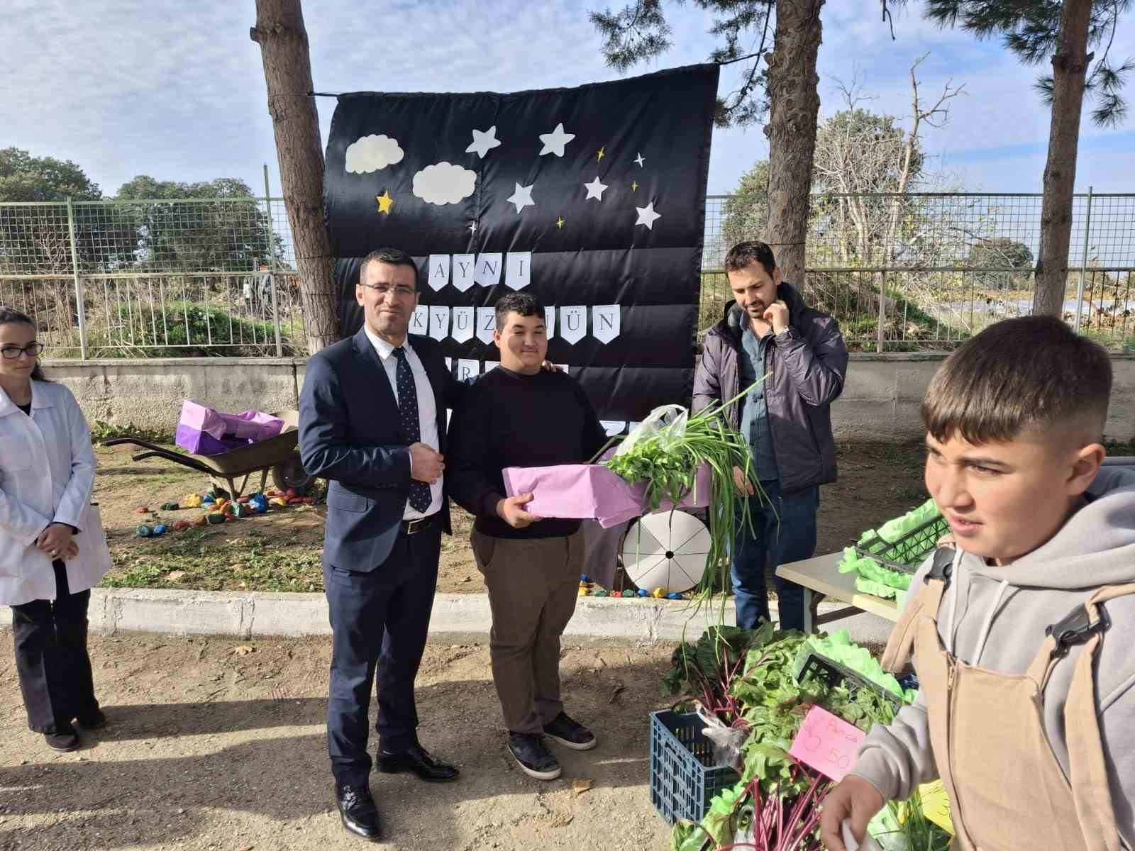 Özel öğrenciler protokol üyeleriyle birlikte hasat yapıp pasta kesti
