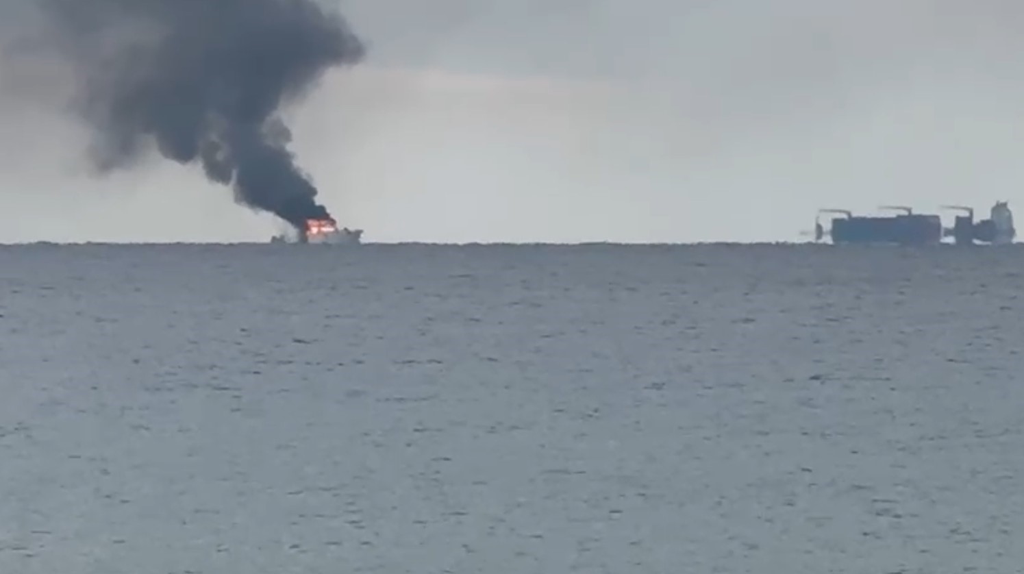 Kalkan açıklarında lüks teknenin alev alev yandığı anlar dronla görüntülendi
