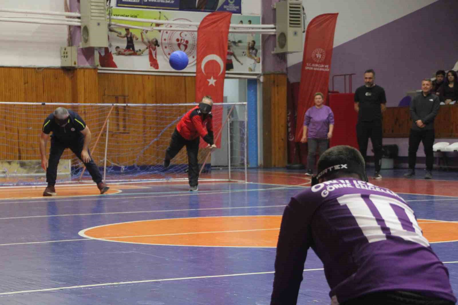 Ordu’da görme engelliler ile protokol arasında ‘goalball’ maçı