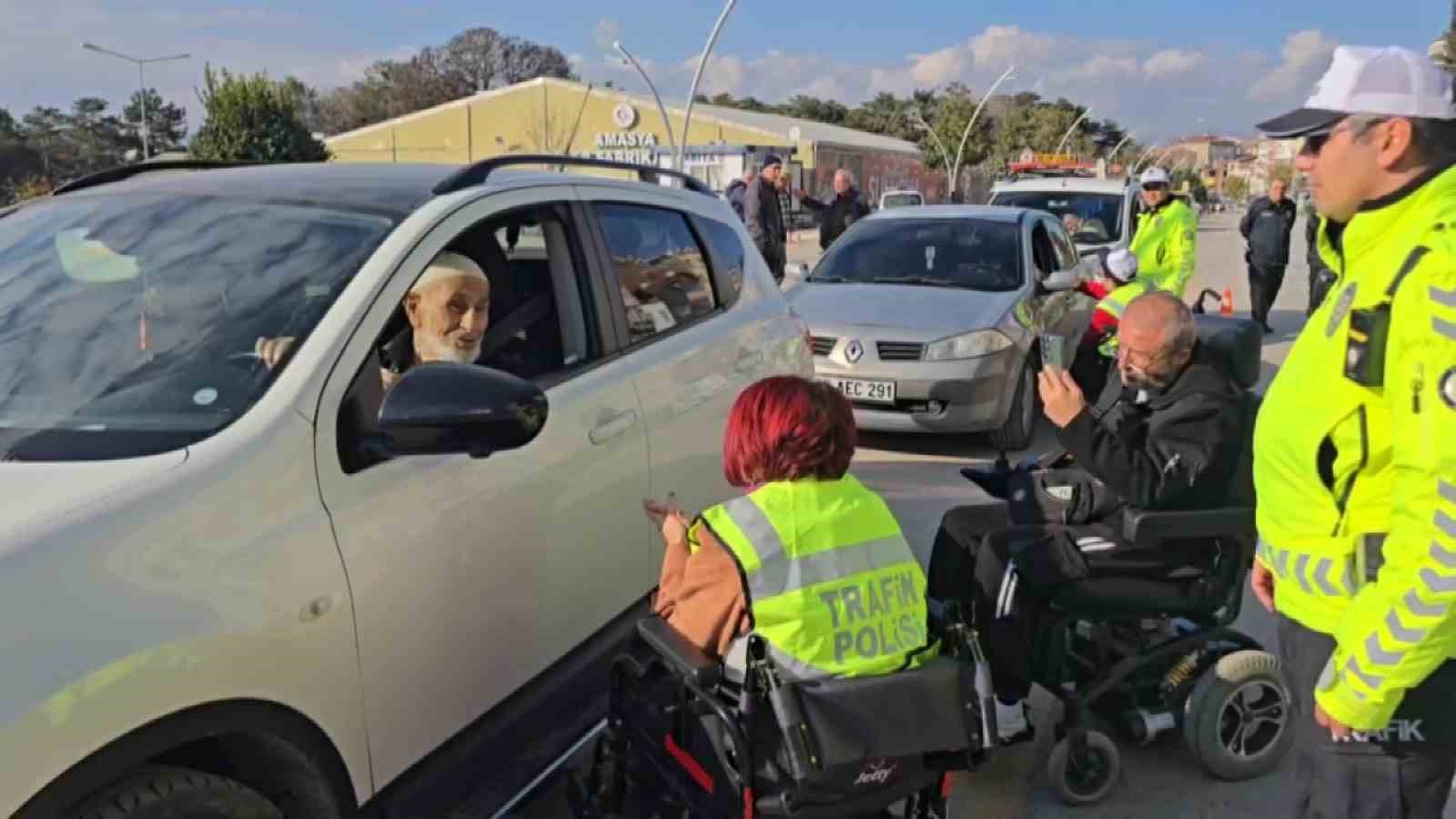 Amasya’da polis, sürücüleri engelli vatandaşlar için durdurdu
