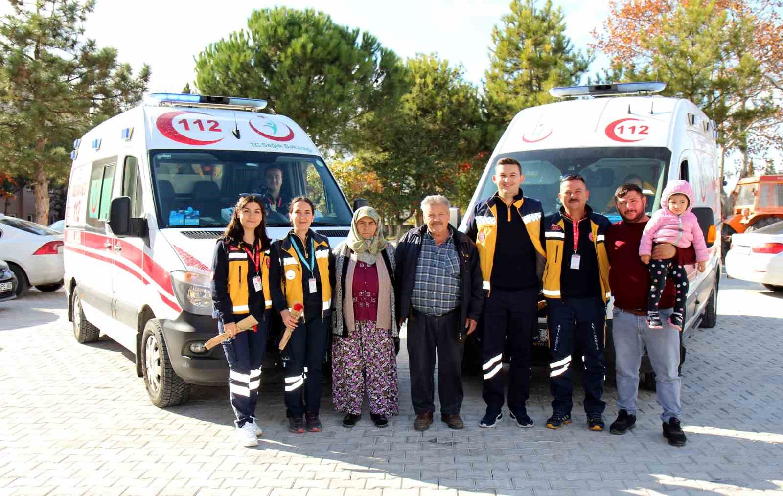 İki kez hayatını kurtaran sağlık çalışanlarını her fırsatta ziyaret ediyor