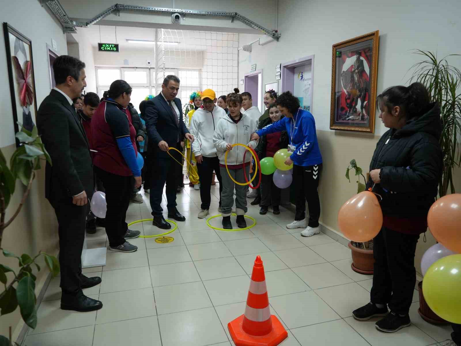 Özel ve engelli bireyler eserleriyle göz doldurdu
