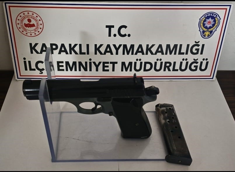 Ruhsatsız tabanca taşıyan 2 şahıs polis engeline takıldı