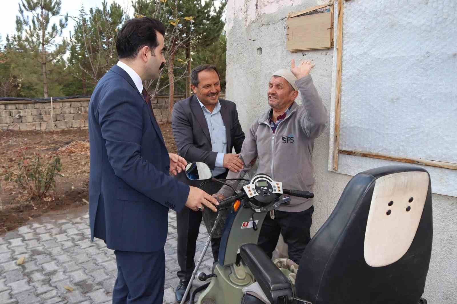 Tomarza Kaymakamı Eser Engelliler Günü’nü unutmadı