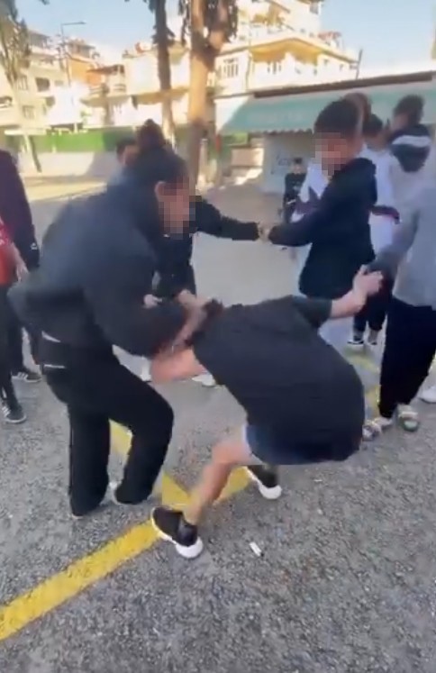 Antalya’da ilkokul bahçesinde akran zorbalığı: Kız öğrenci darbedildi
