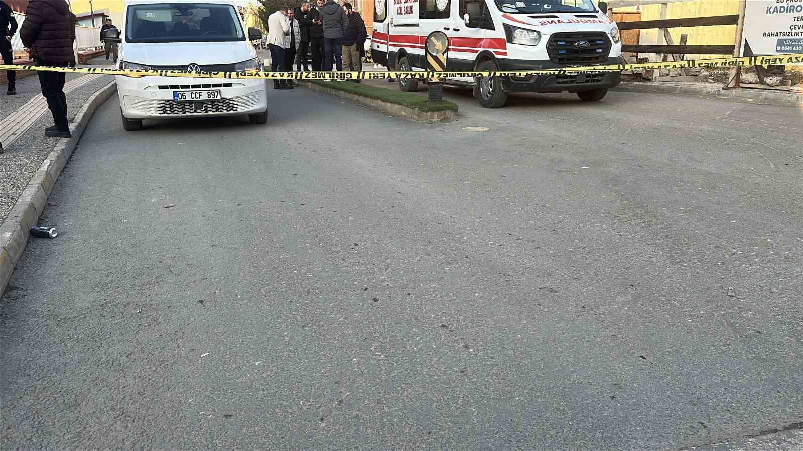 Caddede kovaladığı şahsı tüfekle vurdu
