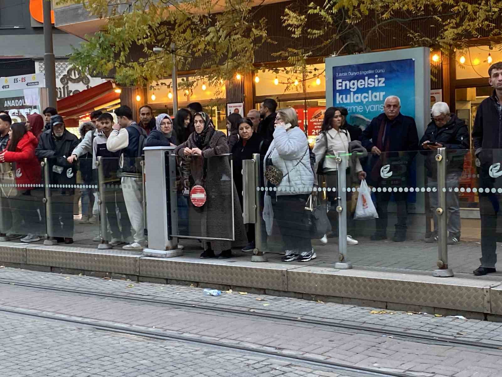 Teknik arıza sebebiyle tramvay seferleri aksadı, duraklarda yoğunluk oluştu
