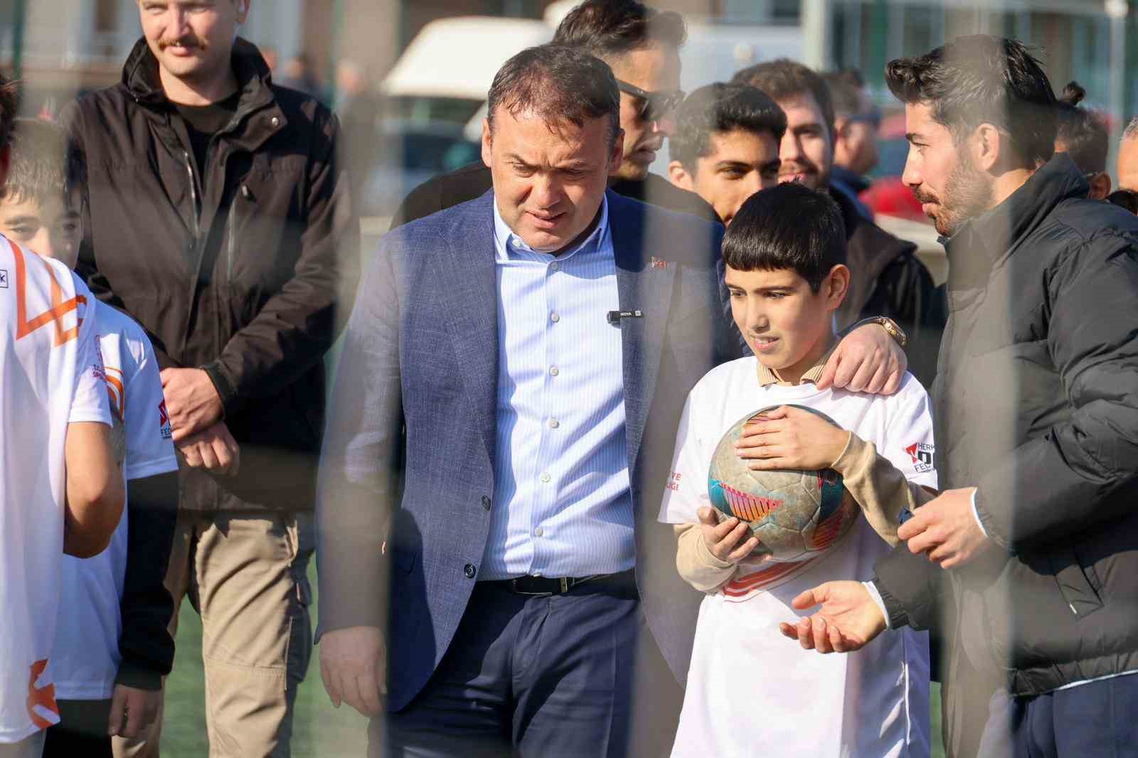 Vali S&ouml;zer, &ouml;zel &ccedil;ocuklarla oyun oynadı
