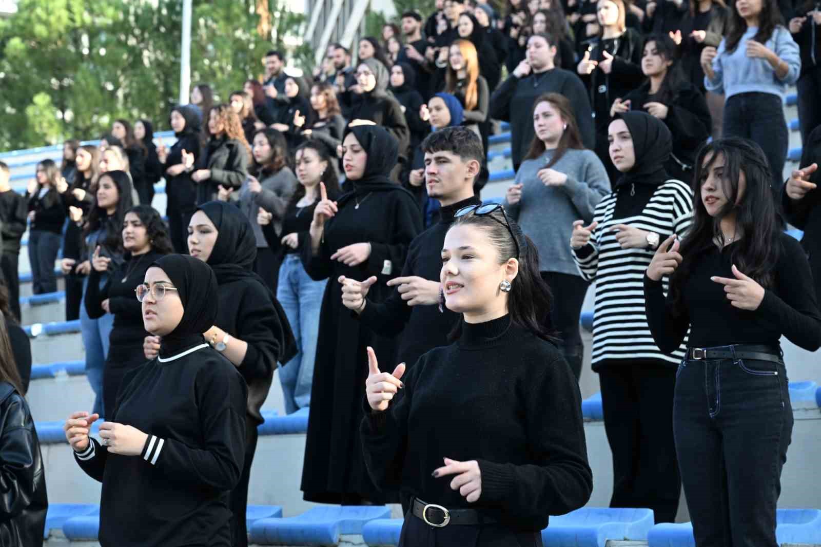 MCBÜ’de 300 öğrenciden "Karsu - Zaman" işaret dili performansı
