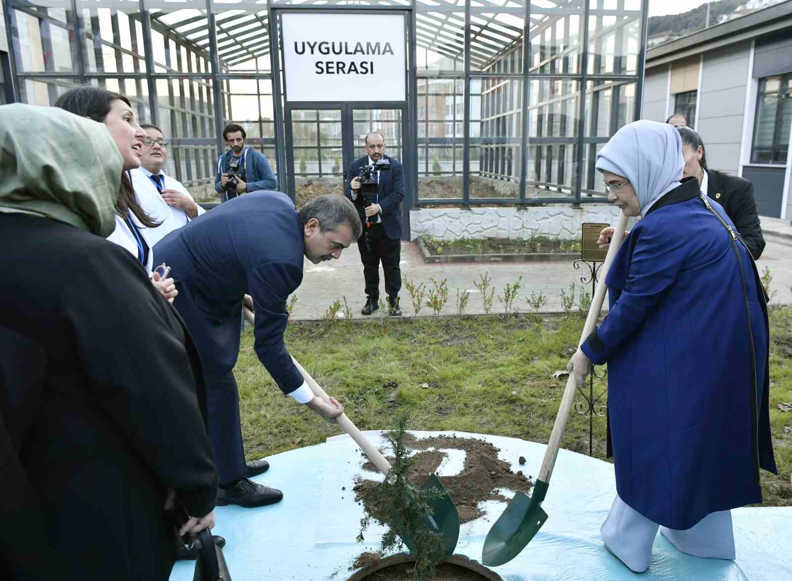 Emine Erdoğan, Karadeniz Ereğli&rsquo;de &ouml;zel eğitim kamp&uuml;s&uuml;n&uuml;n a&ccedil;ılışına katıldı
