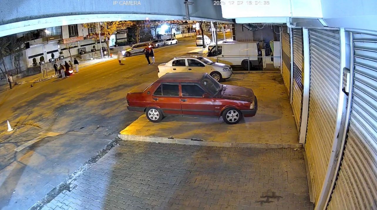 Otomobilin çarptığı motokurye yaralandı: Kaza anı kamerada