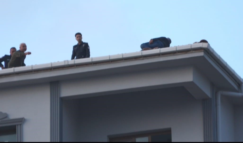 Çatıya çıktı, 80 bin TL’lik alacağını tahsil edince ikna olup indi