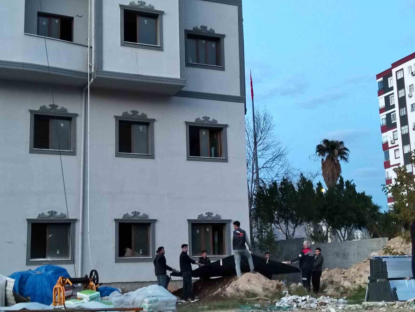 Çatıya çıktı, 80 bin TL’lik alacağını tahsil edince ikna olup indi