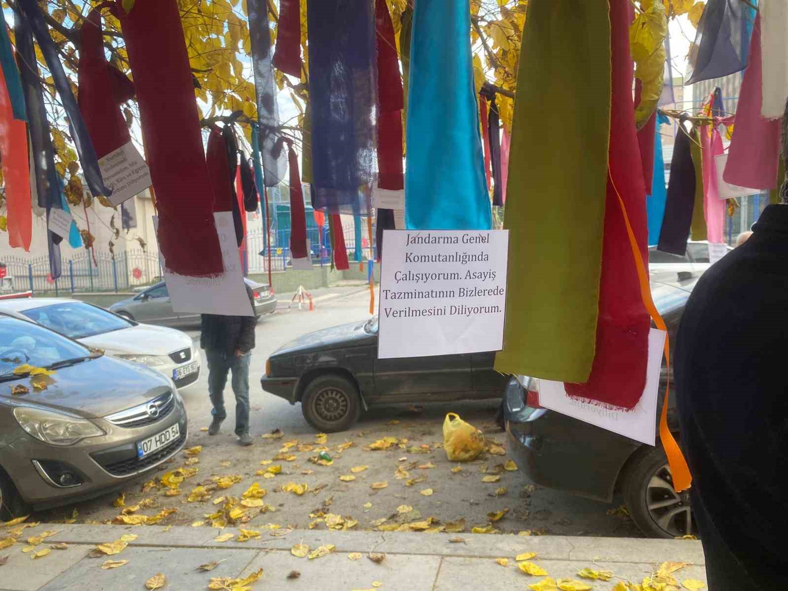 Memurlar bakanlığın önündeki ağacı ’dilek ağacı’na çevirdi