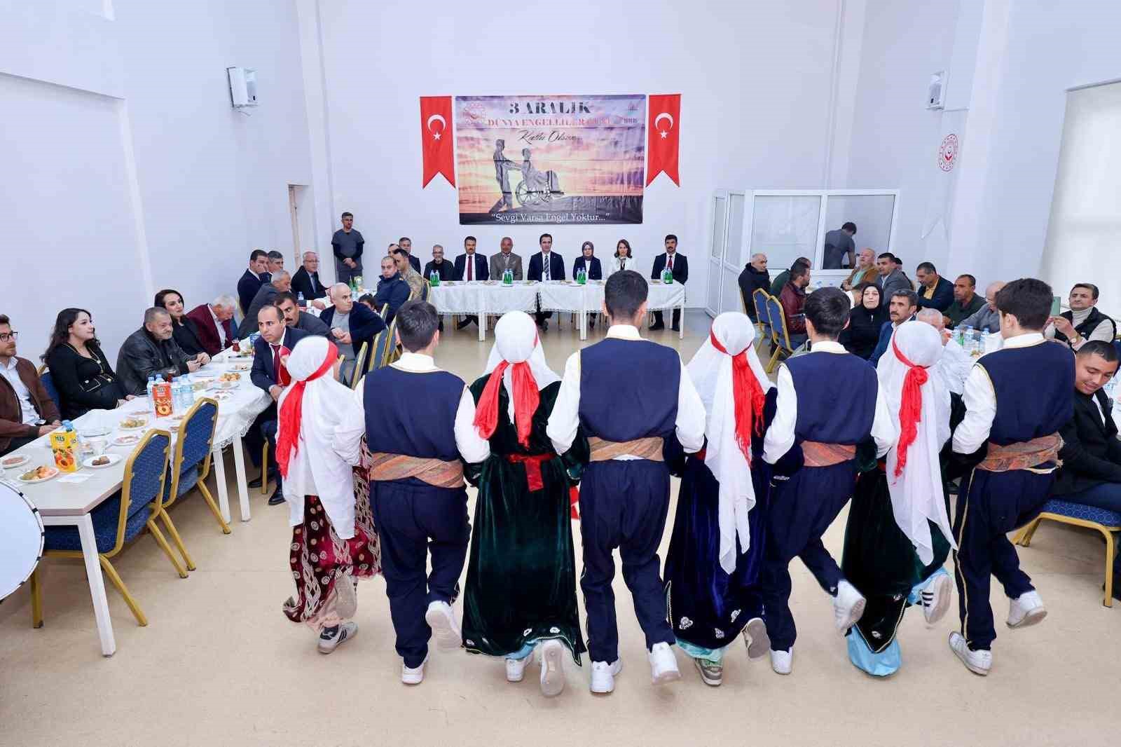 Engeller sevgiyle aşıldı: Ahlat’ta özel gün için anlamlı buluşma