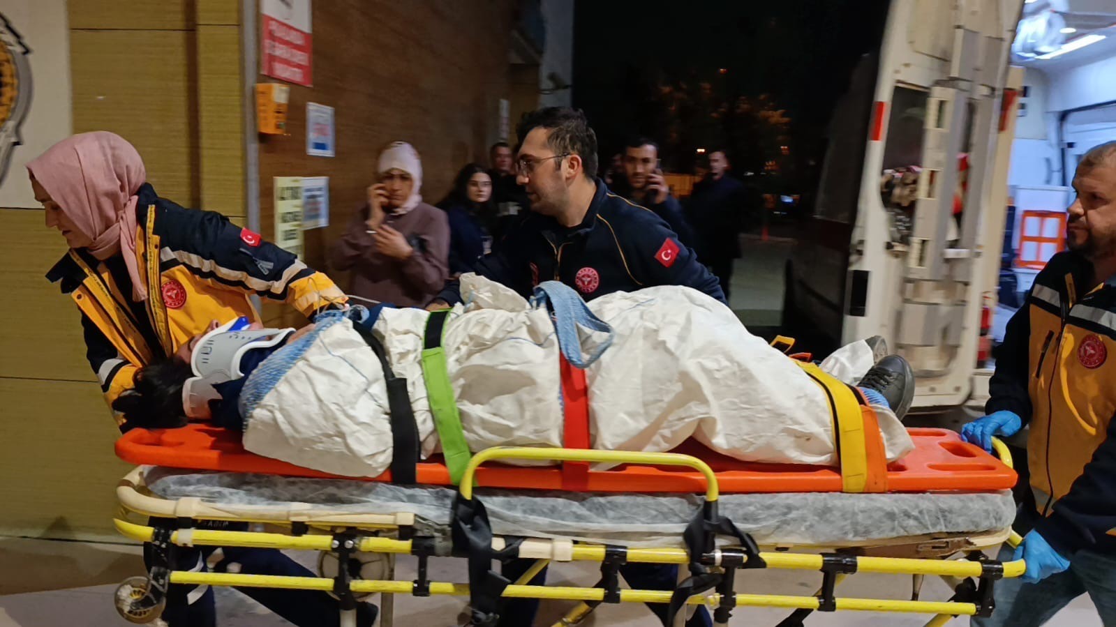 Marketin yük asansöründe sıkışan işçi ağır yaralandı
