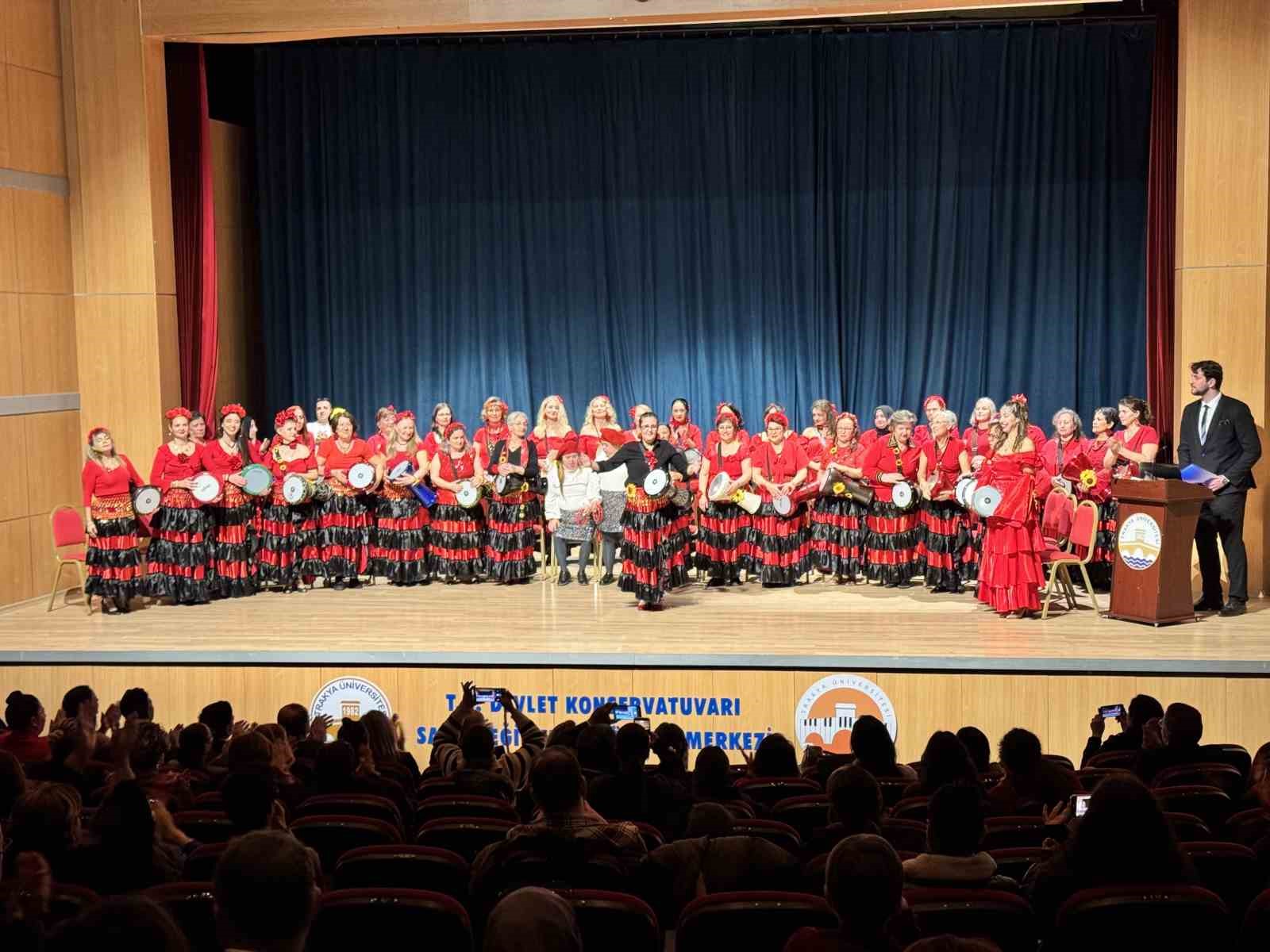 Engelli bireyler, darbuka ritim grubunun konseriyle eğlendi