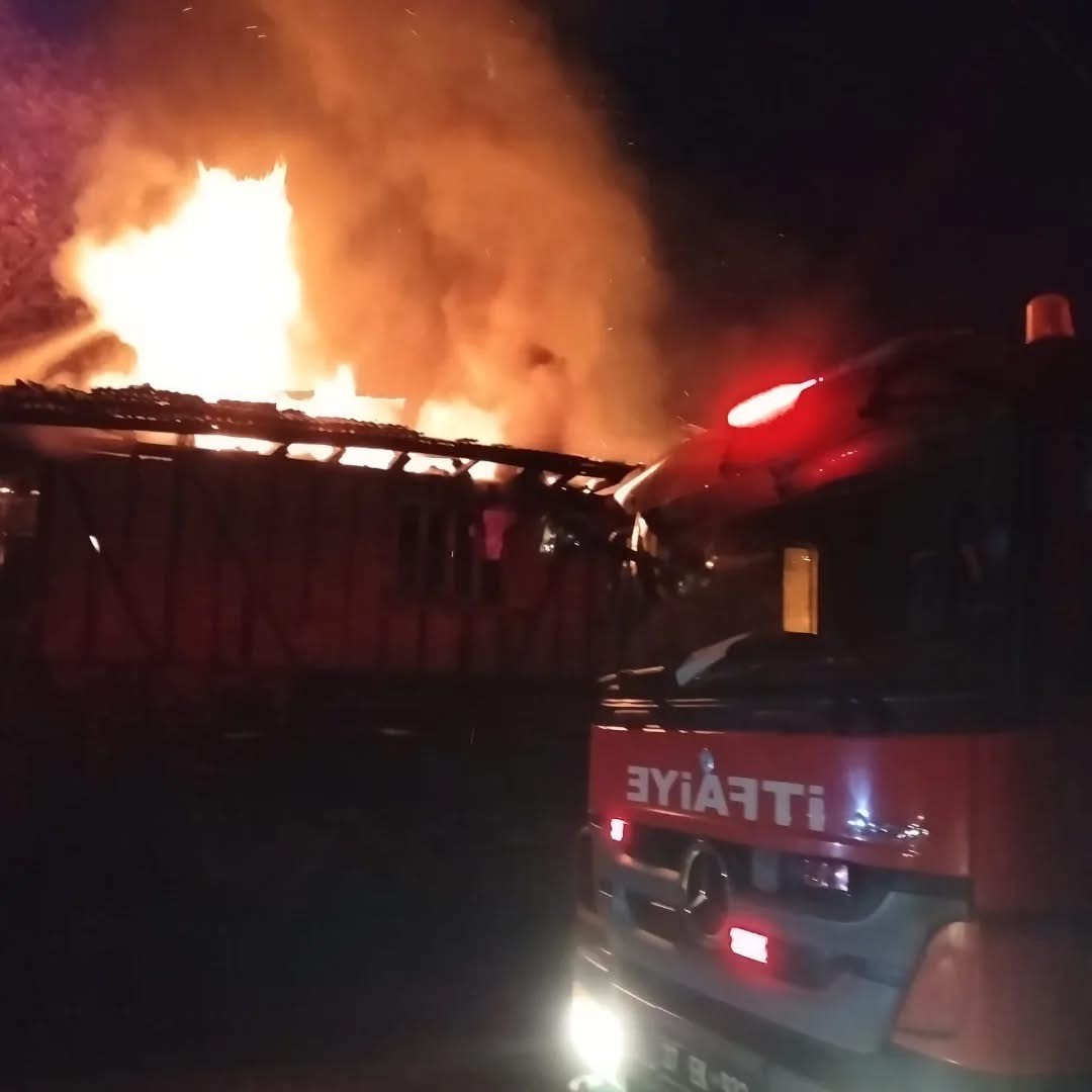 Ahşap ev alev alev yandı