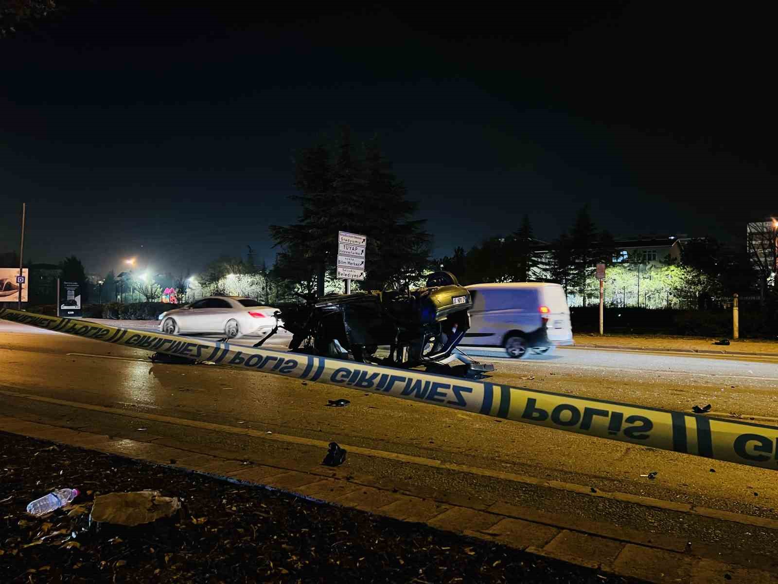 Kontrolden çıkıp ağaca çarpan otomobil alev aldı: 1’i ağır 2 yaralı