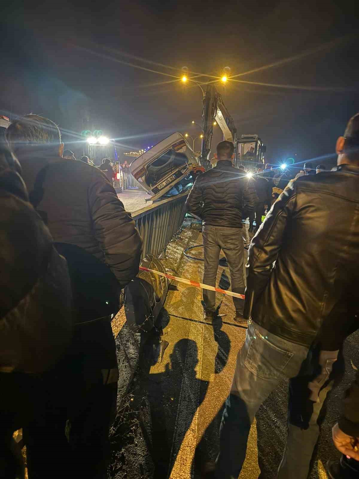 Köprü demirlerine çarpan araç hurdaya döndü: 1 ölü, 3 yaralı