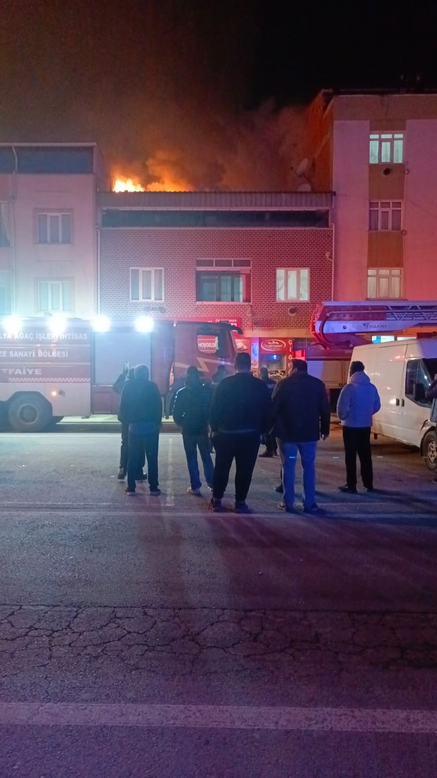 İki katlı evin çatısında çıkan yangın paniğe neden oldu