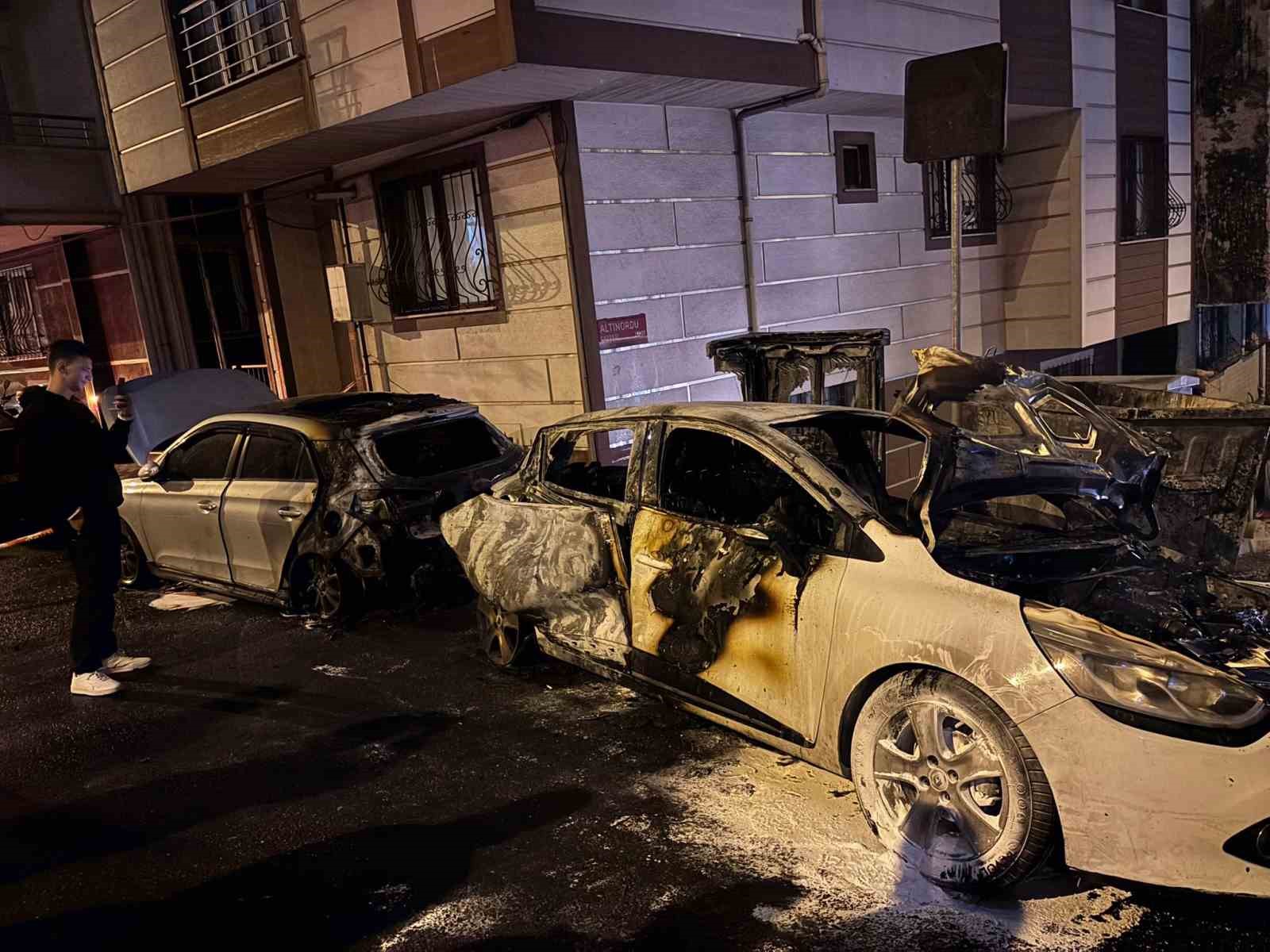 Eyüpsultan’da iki araç alevlere teslim oldu