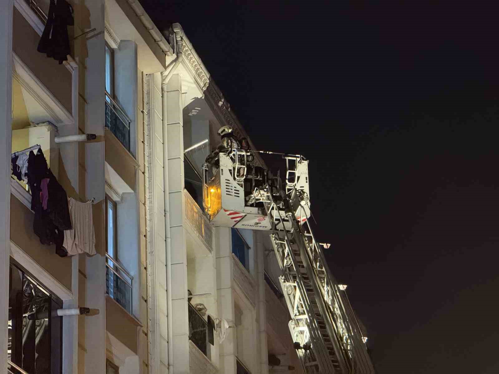 Esenyurt’ta 5 katlı binada yangın paniği: Bina tahliye edildi