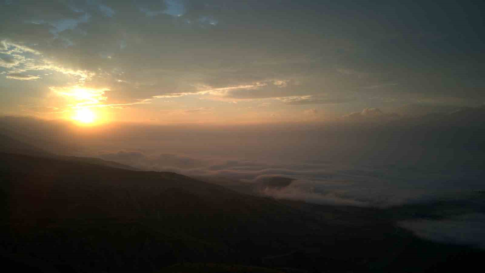 Erzincan’da doğanın muhteşem gösterisi: Sis dağların eteklerine vurdu
