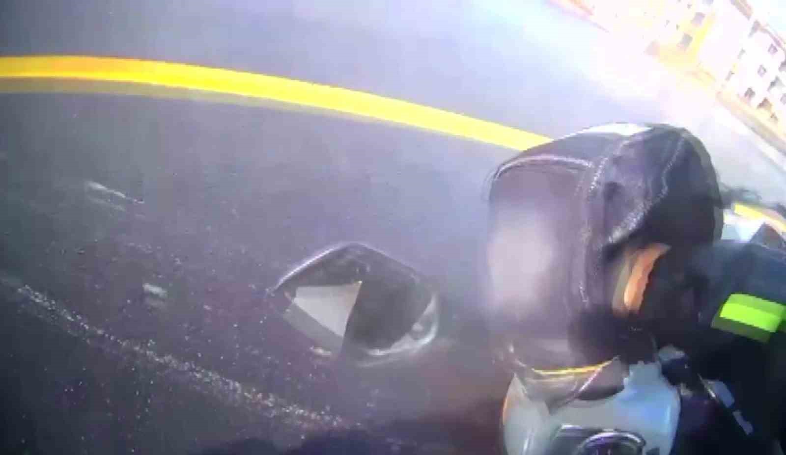 Kazayı burnu kanamadan atlatan motosikletlinin yardımına koşan sürücü yürekleri ısıttı