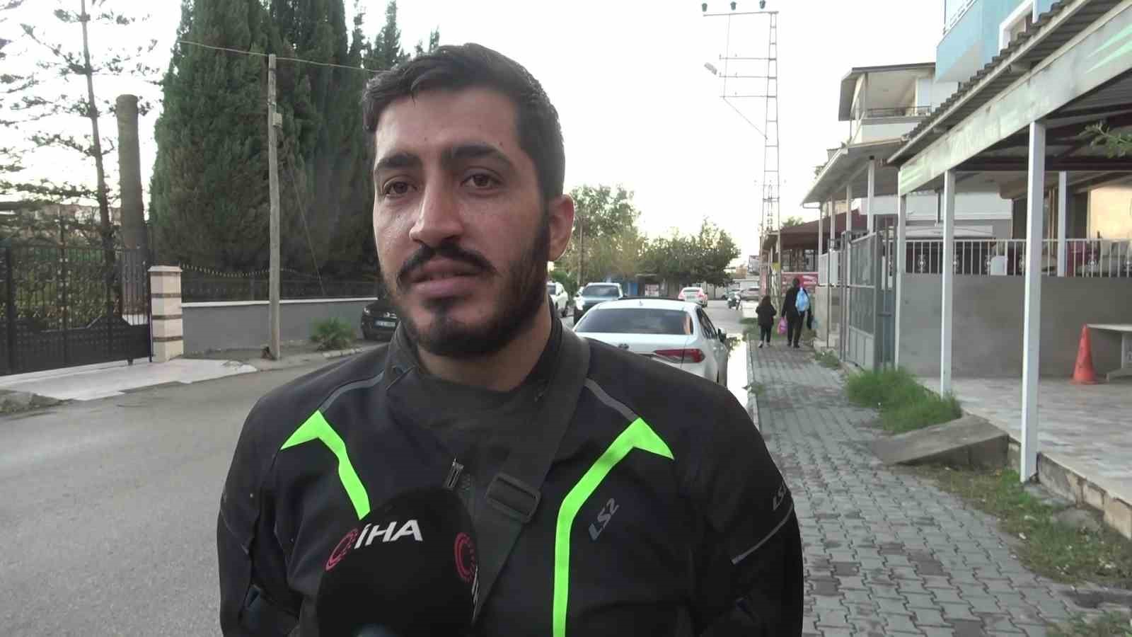 Kazayı burnu kanamadan atlatan motosikletlinin yardımına koşan s&uuml;r&uuml;c&uuml; y&uuml;rekleri ısıttı
