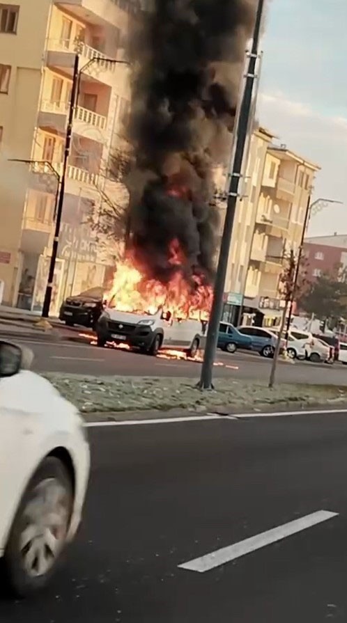Okul servisi küle döndü, sürücüsü çaresizce izledi