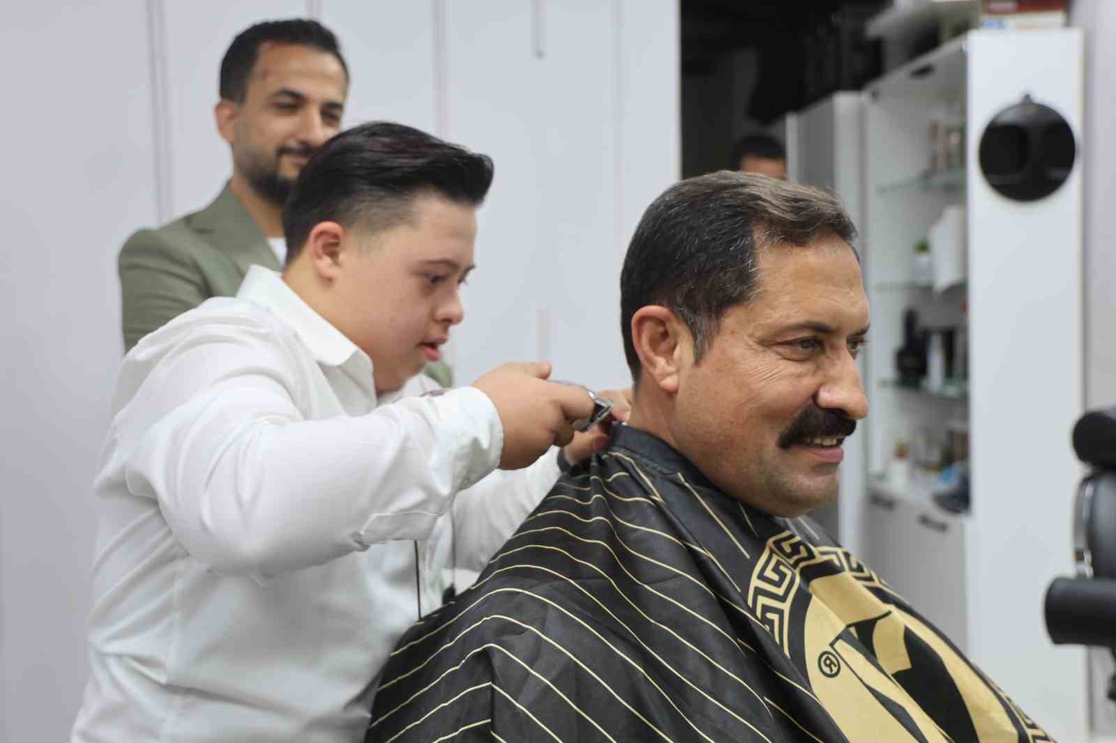 Down sendromlu kuaför Şükrü’den Vali Masatlı’ya yürek ısıtan tıraş