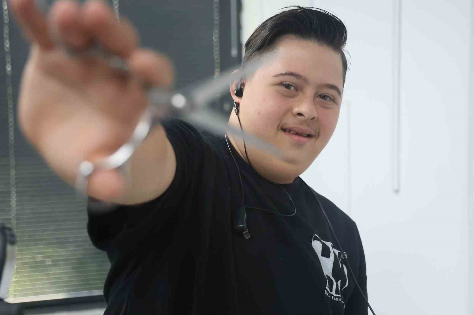 Down sendromlu kuaför Şükrü’den Vali Masatlı’ya yürek ısıtan tıraş
